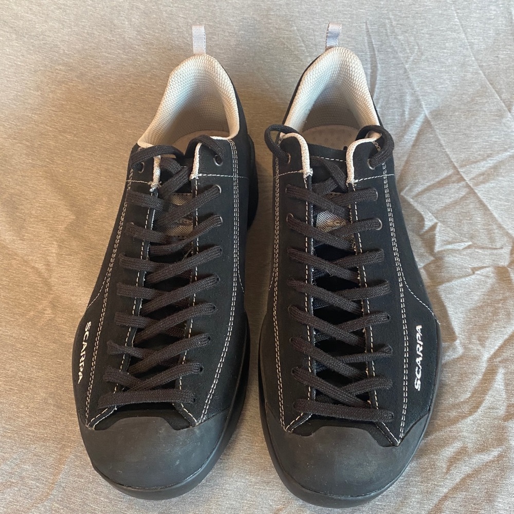 Size 11 Mens Scarpa Mojito Black hiking shoe